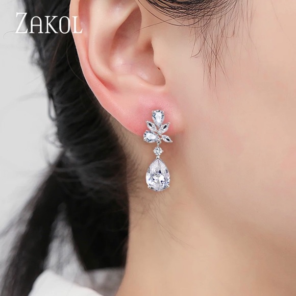 Teardrop Shaped Drop Earrings Simulated Diamonds White Gold Plated - Picture 4 of 5